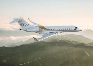 Bombardier Global 6500 in volo su un paesaggio di montagna Bombardier Global 6500 in volo su un paesaggio di montagna