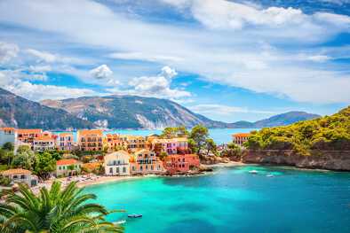 Vista de pájaro de la playa del pueblo de Assos en Cefalonia Vista de pájaro de la playa del pueblo de Assos en Cefalonia