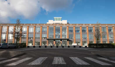The Hub, bureaux avec services dans un bâtiment rénové de style art déco sur le parc d'affaires de Farnborough, Hampshire, Royaume-Uni. Le bâtiment était autrefois utilisé comme salle d'embarquement de l'aéroport. The Hub, bureaux avec services dans un bâtiment rénové de style art déco sur le parc d'affaires de Farnborough, Hampshire, Royaume-Uni. Le bâtiment était autrefois utilisé comme salle d'embarquement de l'aéroport.