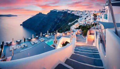 Superbe vue du soir sur l'île de Santorin. Coucher de soleil printanier pittoresque sur la célèbre station balnéaire grecque Fira, Grèce, Europe. Fond de concept de voyage. Photo post-traitée de style artistique. Superbe vue du soir sur l'île de Santorin. Coucher de soleil printanier pittoresque sur la célèbre station balnéaire grecque Fira, Grèce, Europe. Fond de concept de voyage. Photo post-traitée de style artistique.