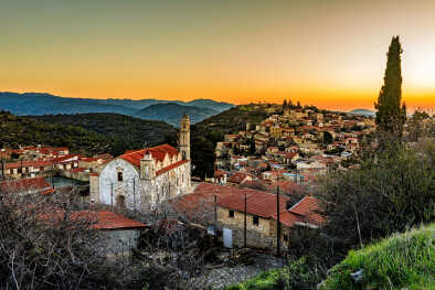 Lofou is built in a circular pattern on hills, at an altitude of 780 meters and has a total of about 650 centimeters in annual rainfall. It is surrounded by mountains with narrow and steep versants. Lofou is built in a circular pattern on hills, at an altitude of 780 meters and has a total of about 650 centimeters in annual rainfall. It is surrounded by mountains with narrow and steep versants.