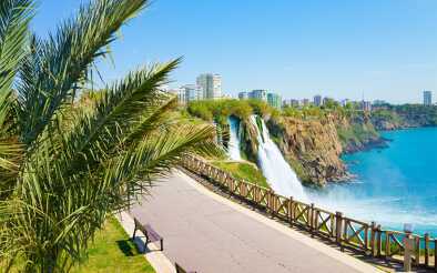 Vista aerea della cascata Lower Duden ad Antalya, Turchia. Cascata d'acqua dalla piattaforma al mare Mediterraneo nella famosa città balneare di Antalya. Vista aerea della cascata Lower Duden ad Antalya, Turchia. Cascata d'acqua dalla piattaforma al mare Mediterraneo nella famosa città balneare di Antalya.