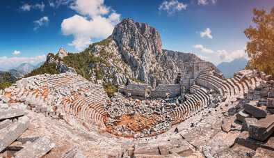 Panorama dell'antico anfiteatro dell'antica città di Termessos, uno dei principali siti turistici e archeologici della Turchia. Panorama dell'antico anfiteatro dell'antica città di Termessos, uno dei principali siti turistici e archeologici della Turchia.