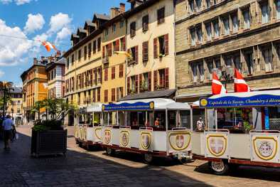 Blick auf die Passage eines Touristenzuges im historischen Zentrum im Sommer. Blick auf die Passage eines Touristenzuges im historischen Zentrum im Sommer.