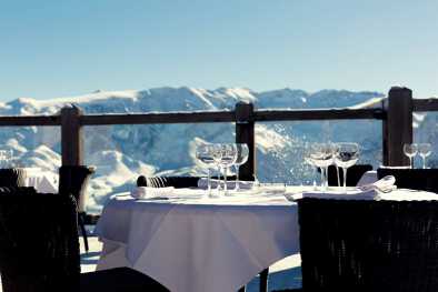 Restaurant extérieur alpin à la station de ski dans les Alpes, France Restaurant extérieur alpin à la station de ski dans les Alpes, France