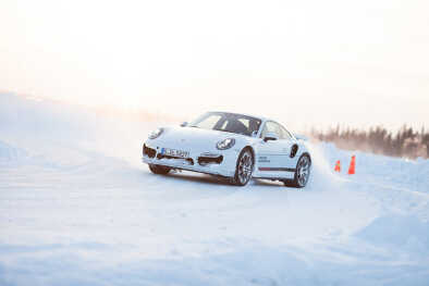 Voiture PORSCHE 911 TURBO pendant Porsche Driving Experience Snow & Ice Voiture PORSCHE 911 TURBO pendant Porsche Driving Experience Snow & Ice