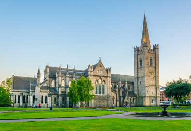 Vista notturna della Cattedrale di San Patrizio a Dublino, Irlanda Vista notturna della Cattedrale di San Patrizio a Dublino, Irlanda
