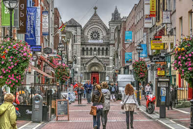 Shoppers e turisti nel famoso Grafton Street Mall. Shoppers e turisti nel famoso Grafton Street Mall.