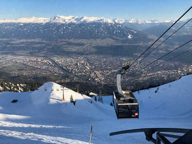 Nordketten-Seilbahn in Innsbruck, Tirol, Österreich, die das Stadtzentrum mit dem größten Naturpark verbindet Nordketten-Seilbahn in Innsbruck, Tirol, Österreich, die das Stadtzentrum mit dem größten Naturpark verbindet