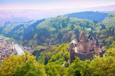 Château et vallée de Vianden au Luxembourg Château et vallée de Vianden au Luxembourg