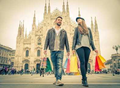 Coppia che compra durante una svendita - Uomo e donna attraenti che tengono borse della spesa e si divertono - umore autunnale e invernale Coppia che compra durante una svendita - Uomo e donna attraenti che tengono borse della spesa e si divertono - umore autunnale e invernale