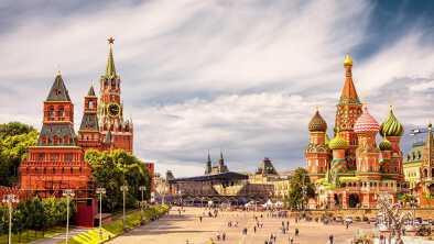 Cremlino di Mosca e Cattedrale di San Basilio sulla Piazza Rossa, Mosca, Russia. L'antico Cremlino di Mosca è la principale attrazione turistica della città. Bella vista panoramica del cuore di Mosca in una giornata di sole. Cremlino di Mosca e Cattedrale di San Basilio sulla Piazza Rossa, Mosca, Russia. L'antico Cremlino di Mosca è la principale attrazione turistica della città. Bella vista panoramica del cuore di Mosca in una giornata di sole.