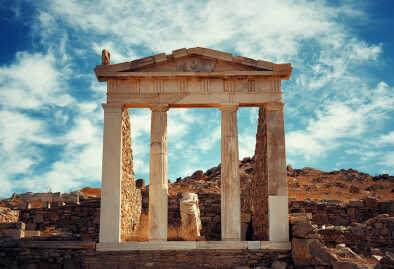 Tempio in rovine storiche nell'isola di Delos vicino a Mikonos, Grecia.
Tempio in rovine storiche nell'isola di Delos vicino a Mikonos, Grecia.