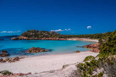 Spiaggia rosa nell'isola di Budelli, Arcipelago di La Maddalena in Sardegna, Italia Spiaggia rosa nell'isola di Budelli, Arcipelago di La Maddalena in Sardegna, Italia