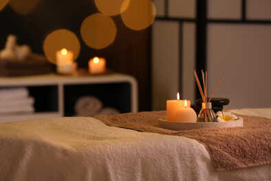 Candele accese e deodorante aromatico sul tavolo del salone termale, spazio per il testo Candele accese e deodorante aromatico sul tavolo del salone termale, spazio per il testo