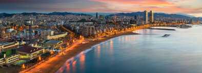 Spiaggia di Barcellona all'alba con la città di Barcelobna e il mare dal tetto dell'hotel, Spagna Spiaggia di Barcellona all'alba con la città di Barcelobna e il mare dal tetto dell'hotel, Spagna