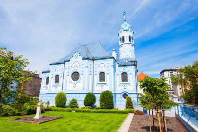 La Chiesa Blu o Chiesa di Santa Elisabetta o Modry Kostol Svatej Alzbety nella Città Vecchia di Bratislava, Slovacchia. La Chiesa Blu è una cattedrale cattolica secessionista ungherese. La Chiesa Blu o Chiesa di Santa Elisabetta o Modry Kostol Svatej Alzbety nella Città Vecchia di Bratislava, Slovacchia. La Chiesa Blu è una cattedrale cattolica secessionista ungherese.