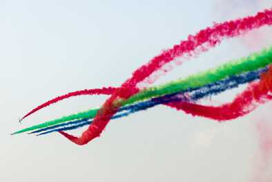 Il team di Al Fursan sta mostrando le sue incredibili abilità con fumi colorati al Dubai Airshow 2017 il 16 novembre 2017. Il team di Al Fursan sta mostrando le sue incredibili abilità con fumi colorati al Dubai Airshow 2017 il 16 novembre 2017.