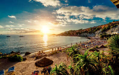 Cala dHort Strand bei Sonnenuntergang. Menschen sonnenbaden, haben eine Partei auf dem sandigen tropischen malerischen felsigen Strand während des Sonnenuntergangs. Dieser Strand ist sehr beliebt für Clubber und Urlauber Balearen. Ibiza
Cala dHort Strand bei Sonnenuntergang. Menschen sonnenbaden, haben eine Partei auf dem sandigen tropischen malerischen felsigen Strand während des Sonnenuntergangs. Dieser Strand ist sehr beliebt für Clubber und Urlauber Balearen. Ibiza