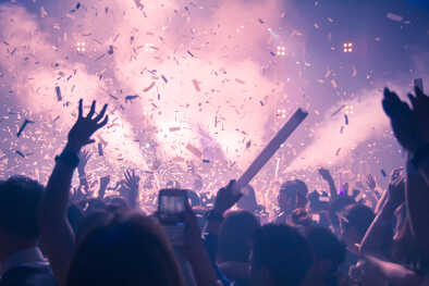 Concetto astratto di concerto di partito sullo sfondo. Concetto di gente del partito. Folla felice e gioiosa nel club. Celebrazione, festival, felicità, club notturno sfocato. Evento Mostra concerto EDM sul palco. Concetto astratto di concerto di partito sullo sfondo. Concetto di gente del partito. Folla felice e gioiosa nel club. Celebrazione, festival, felicità, club notturno sfocato. Evento Mostra concerto EDM sul palco.
