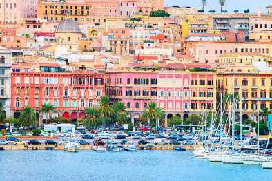Facciate colorate sul lungomare di Cagliari nel sud della Sardegna Facciate colorate sul lungomare di Cagliari nel sud della Sardegna