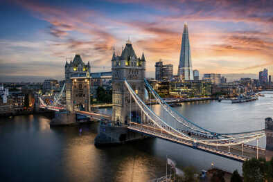 Vista aerea del Tower Bridge illuminato e dello skyline di Londra, Regno Unito, subito dopo il tramonto Vista aerea del Tower Bridge illuminato e dello skyline di Londra, Regno Unito, subito dopo il tramonto