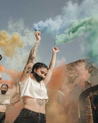 Una donna che fa festa nel nao poo lounge con fumigante colorfull Una donna che fa festa nel nao poo lounge con fumigante colorfull