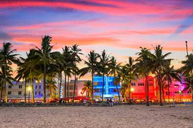 Miami Beach, Florida, USA su Ocean Drive al tramonto.
Miami Beach, Florida, USA su Ocean Drive al tramonto.