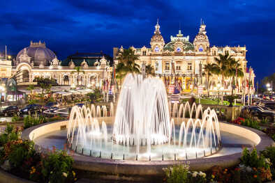 Il Casinò di Monte Carlo, complesso di gioco e divertimento a Monte Carlo, Monaco, Cote de Azul, Europa. Comprende un casinò, il Grand Theatre de Monte Carlo, e la sede di Les Ballets de Monte Carlo. Il Casinò di Monte Carlo, complesso di gioco e divertimento a Monte Carlo, Monaco, Cote de Azul, Europa. Comprende un casinò, il Grand Theatre de Monte Carlo, e la sede di Les Ballets de Monte Carlo.