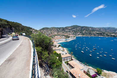 Strada lungo la Costa Azzurra nel sud della Francia Strada lungo la Costa Azzurra nel sud della Francia