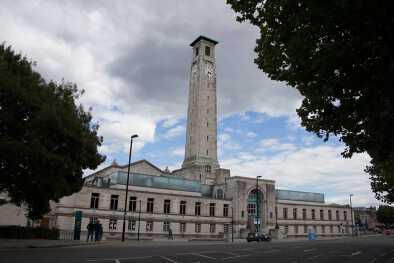 Southampton, Hampshire, Regno Unito 07 10 2020 Il Seacity Museum al Southampton Civic Centre con la Torre dell'Orologio nell'Hampshire nel Regno Unito Southampton, Hampshire, Regno Unito 07 10 2020 Il Seacity Museum al Southampton Civic Centre con la Torre dell'Orologio nell'Hampshire nel Regno Unito