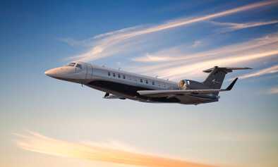 Embraer Jet Legacy 650 en vol au coucher du soleil Embraer Jet Legacy 650 en vol au coucher du soleil