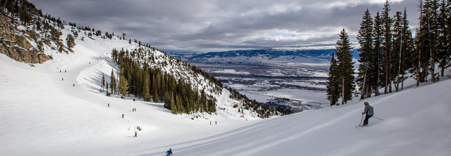 Photo of the jackson hole ski slopes in Wyoming in the United States with many skiers.