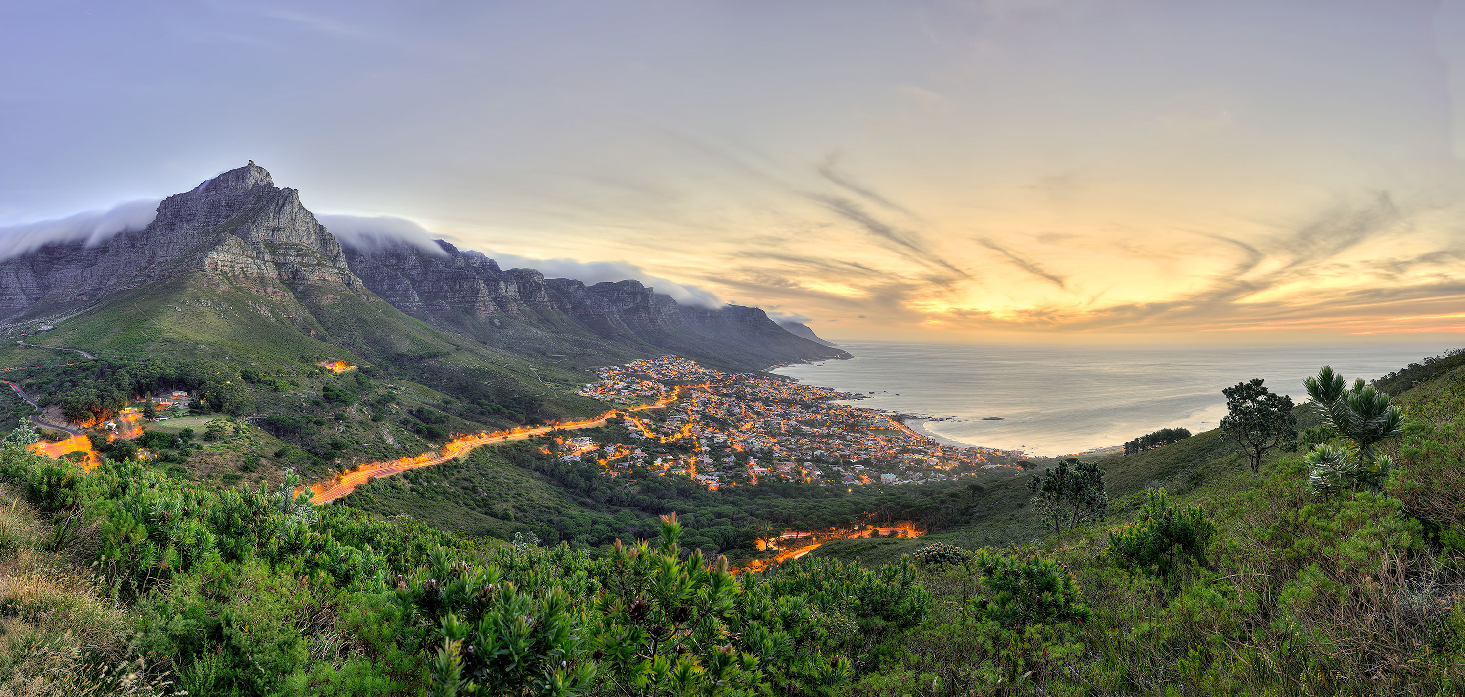 Vue de la ville du Cap en Afrique du Sud entre les montagnes et l'océan
