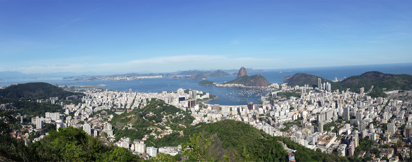 Vue grand angle de la ville de Rio De Janeiro au Brésile depuis ses hauteurs