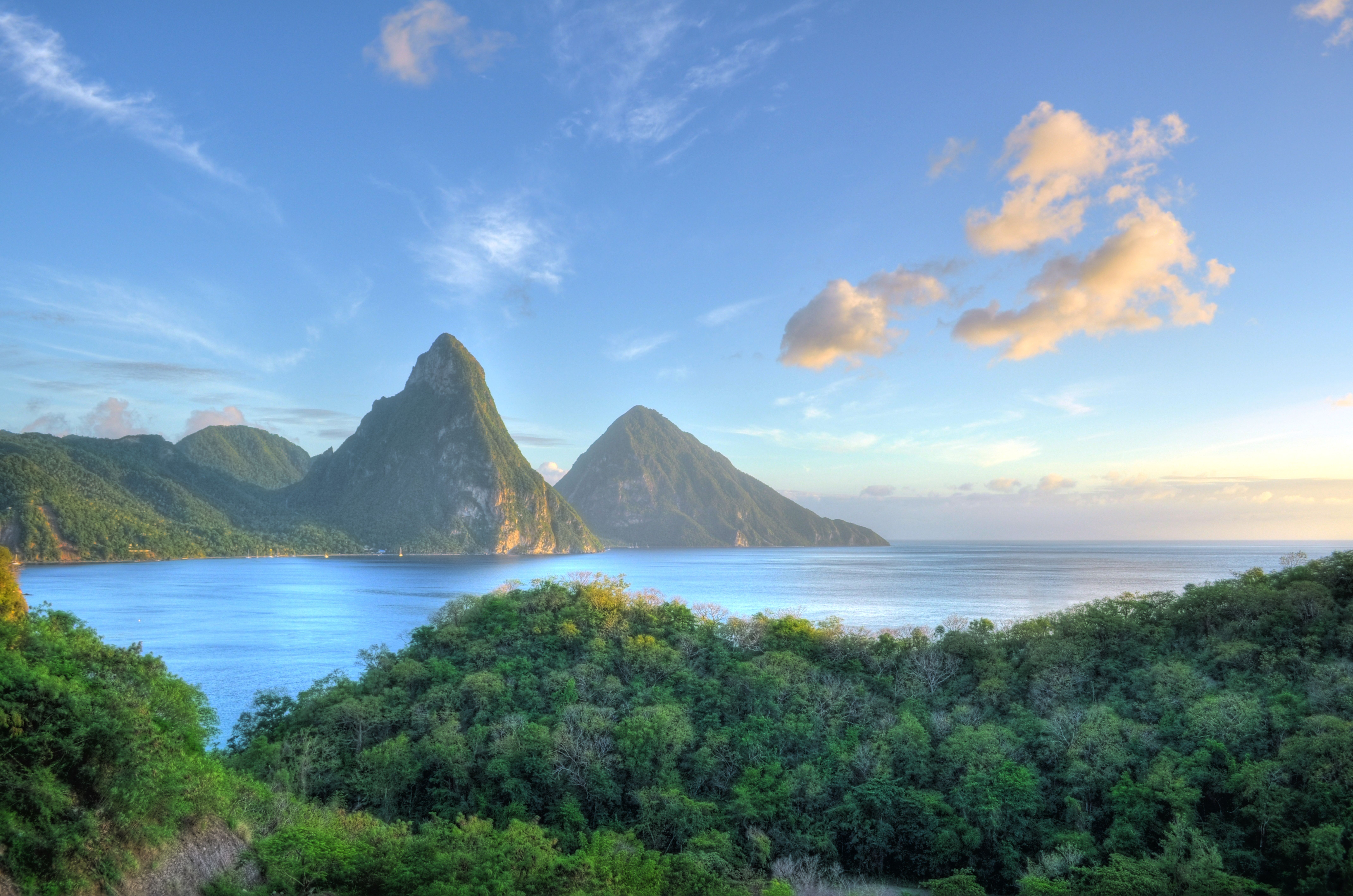 Photo de sainte lucie dans les Caraïbes avec la mer et des montagnes