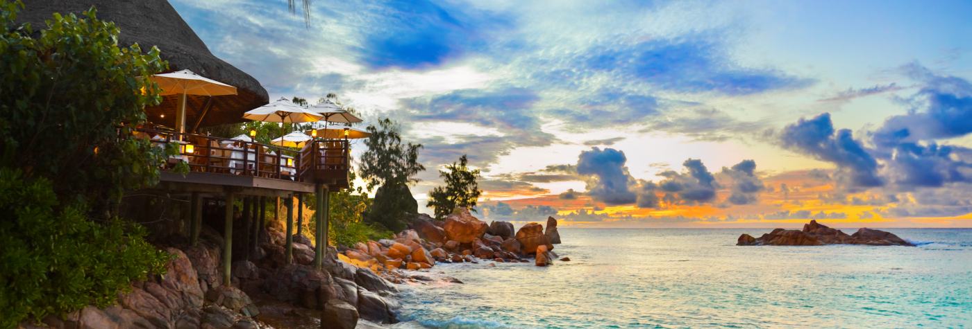 Vue d'un hotel donnant sur l'océcan au Seychelles