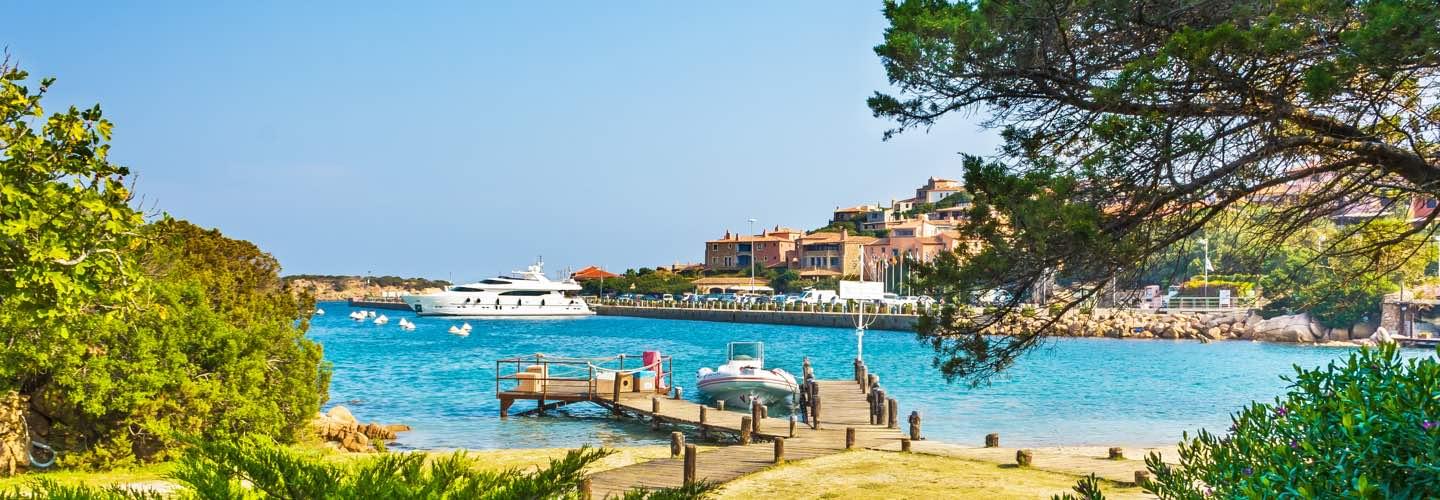 Photo d'un ponton avec un beateau amaré à ponton à Porto Cervo à Sassari en Italie