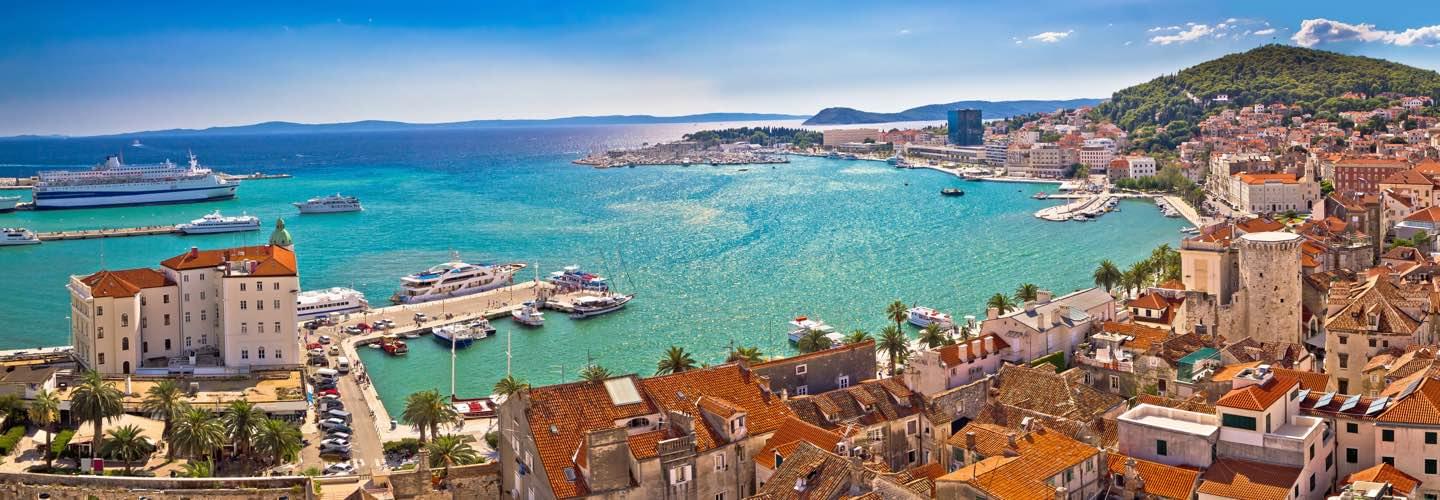 Vue du port de Split en Croatie avec ses eaux turquoises, un paquebot y est amarré.