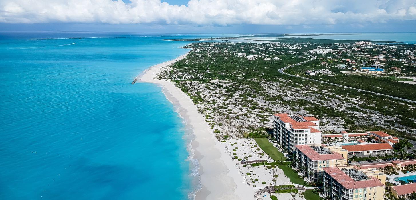 Un complexe hôtelier face à une belle plage des îles Turks et Caicos