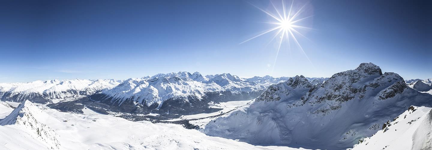 Vue aérienne des montagnes enneigées de la station de ski de Val d'isère sous un ciel bleu en France