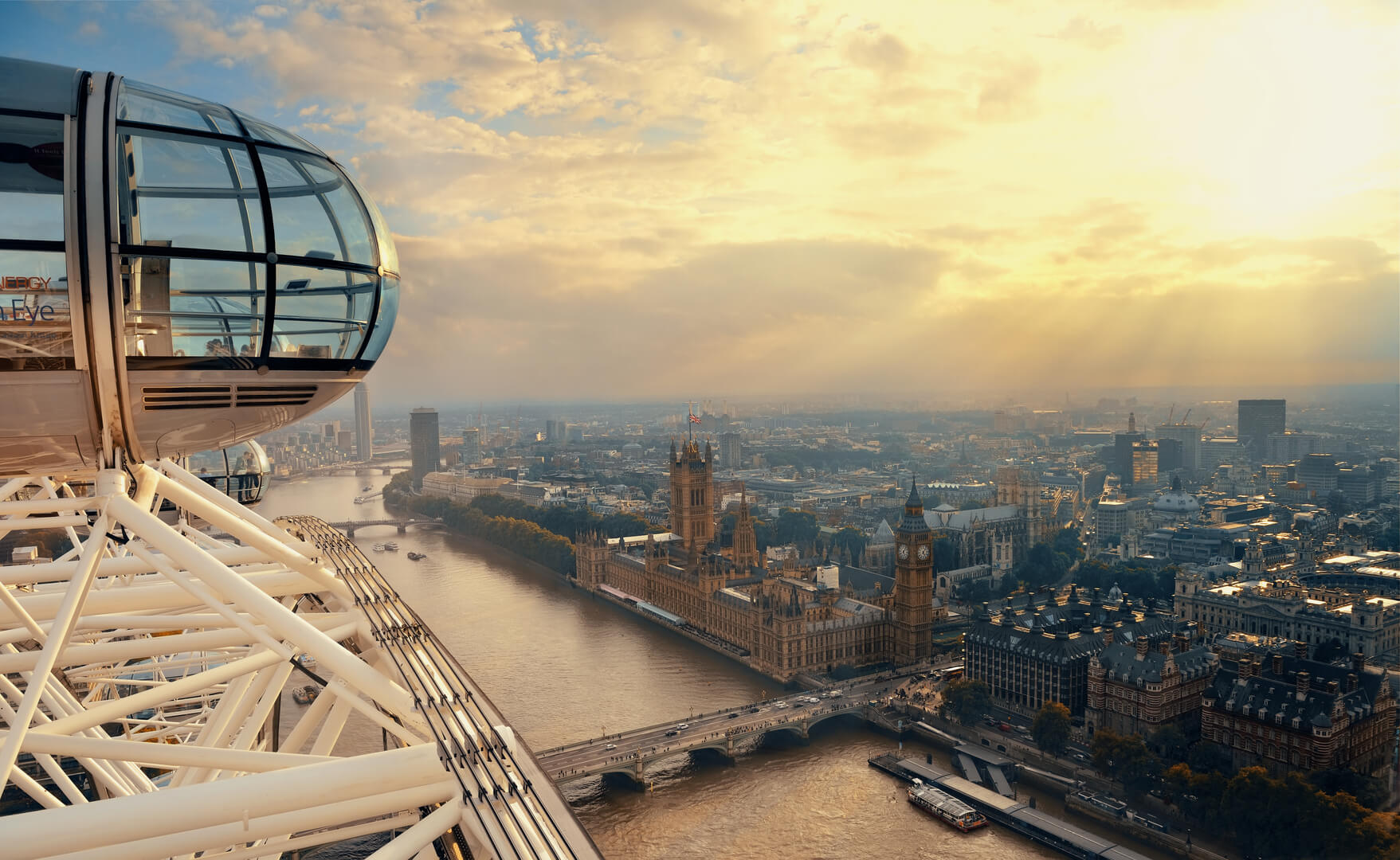 London Eye au-dessus de la Tamise, le 26 septembre 2013 à Londres, au Royaume-Uni. Il s'agit de la plus haute grande roue d'Europe et de l'attraction touristique payante la plus populaire au Royaume-Uni.
