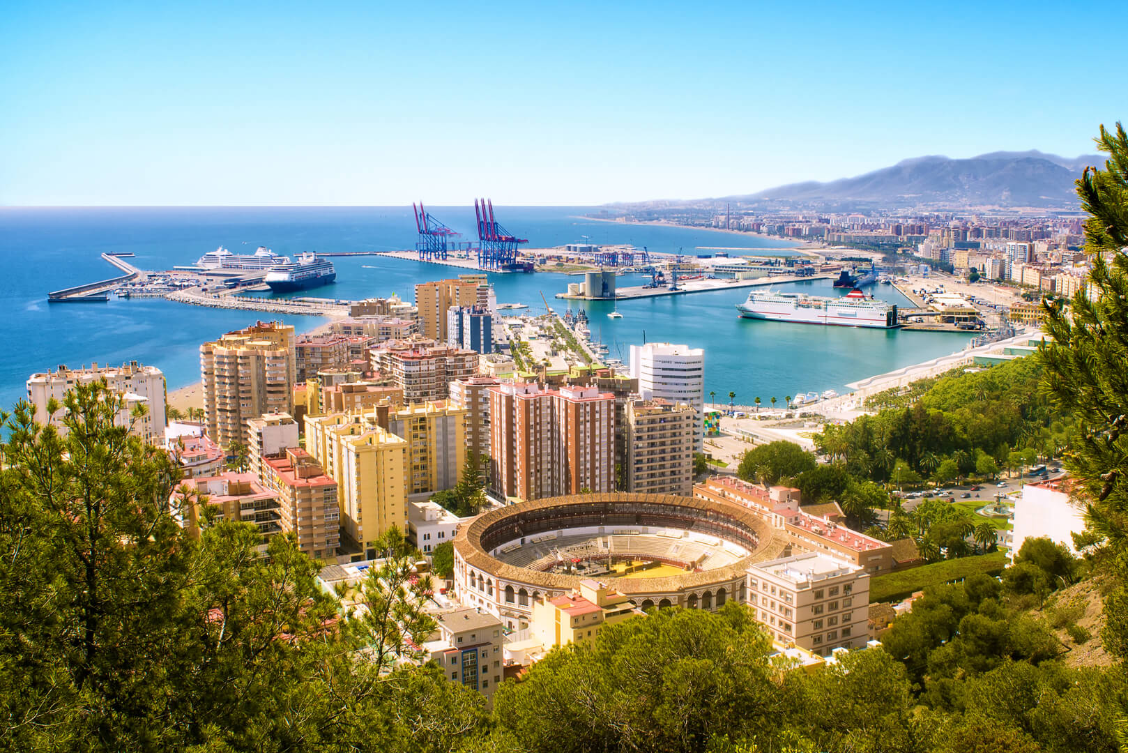 Vue de Malaga avec les arènes et le port. Espagne