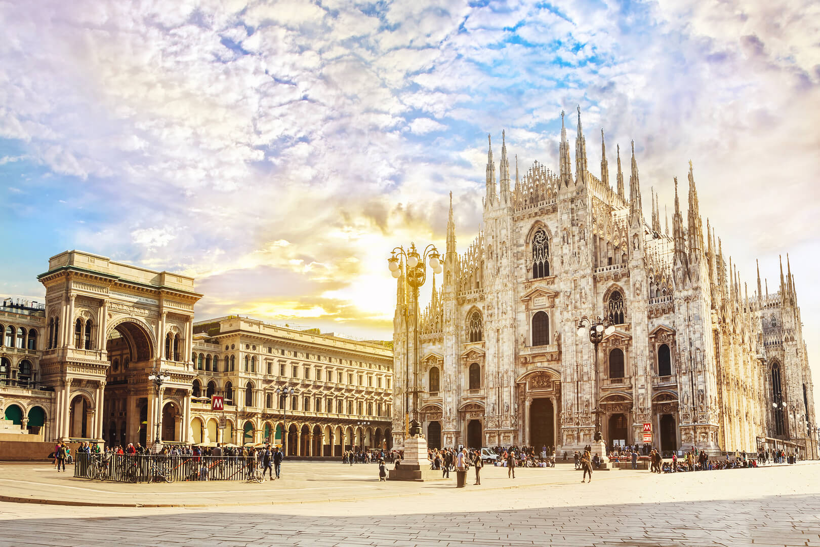 Cathédrale Duomo di Milano et galerie Vittorio Emanuele sur la place Piazza Duomo au matin ensoleillé, Milan, Italie.