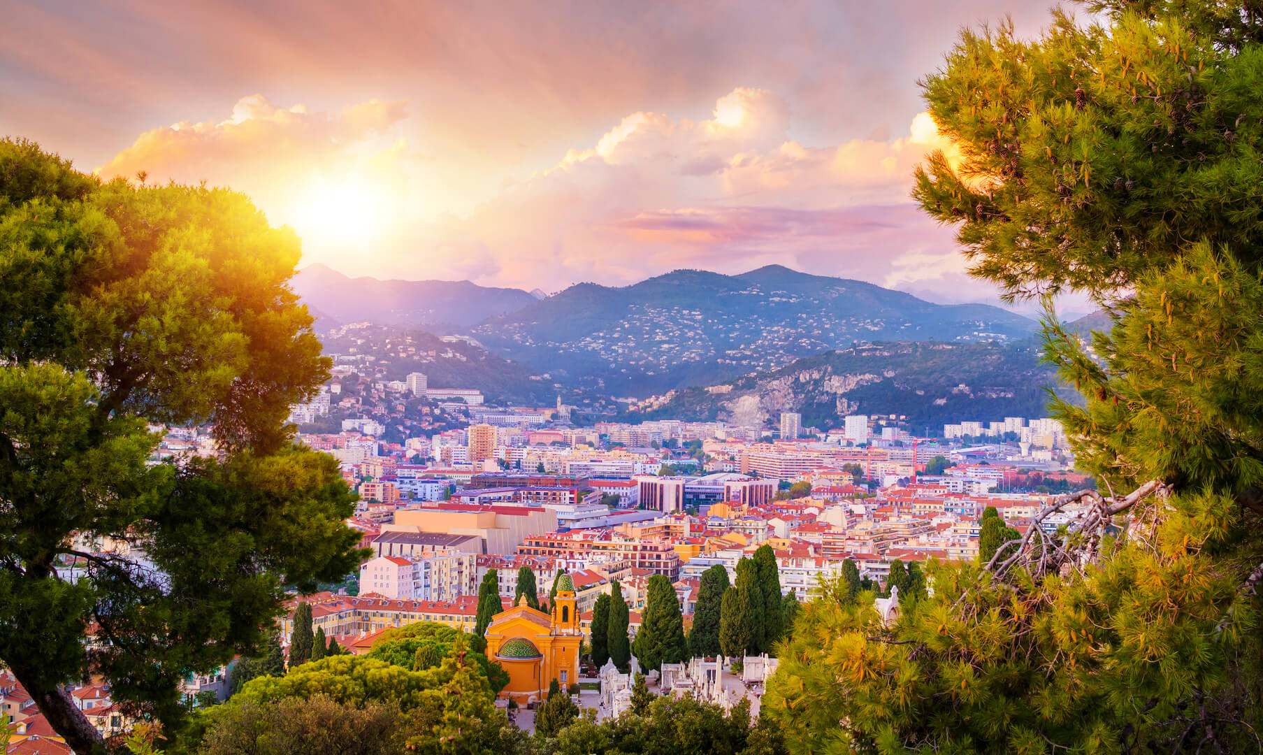 Vue aérienne au coucher du soleil de Nice Côte d'Azur en France