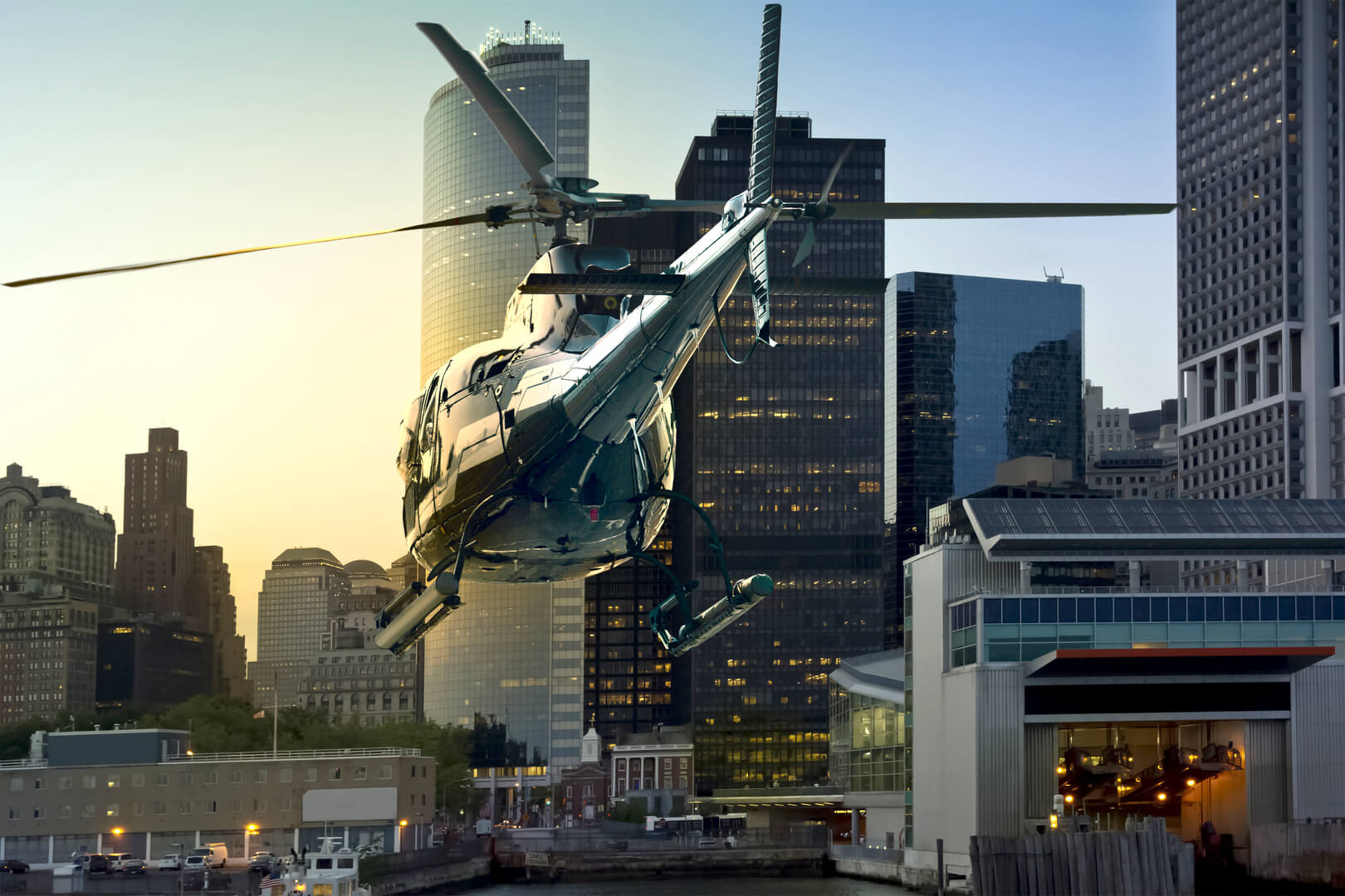 Un hélicoptère traverse le sud de Manhattan