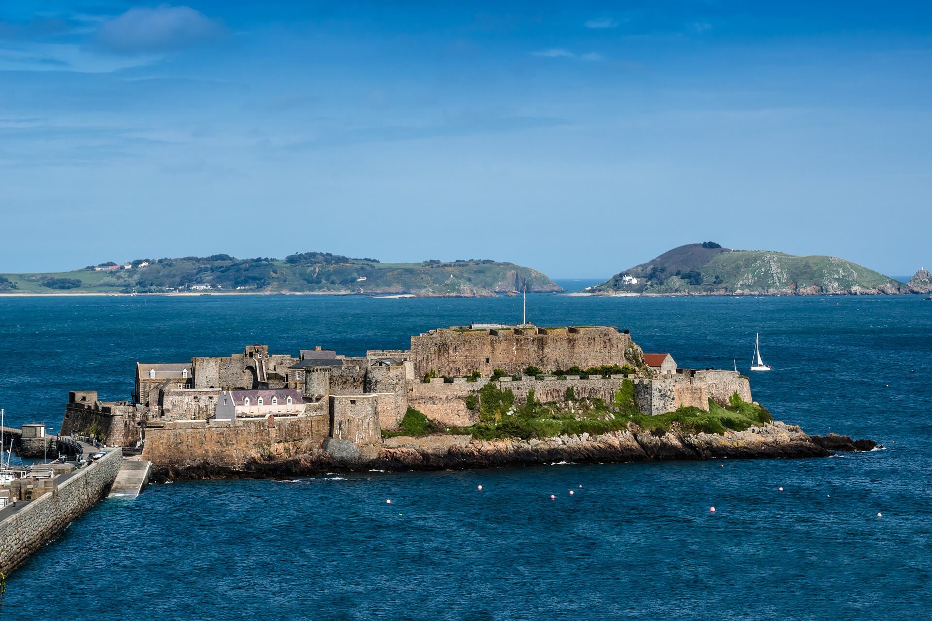Le château Cornet garde Saint-Pierre-Port depuis 800 ans. Saint Peter Port - capitale de Guernesey - Dépendance de la Couronne britannique dans la Manche au large des côtes normandes. Vue depuis la Manche.