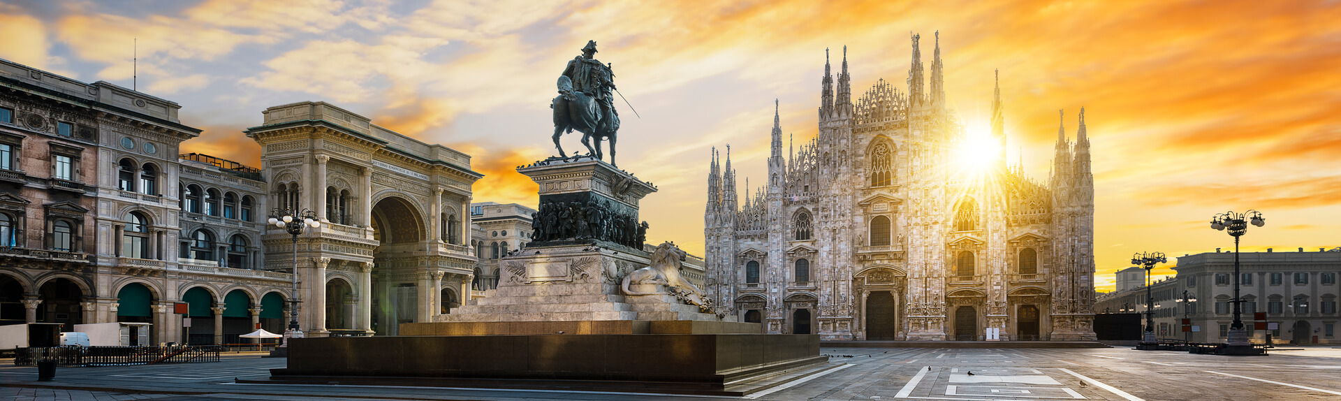 View of Piazza Duomo with la Statua di Vittorio Emanuele II and la Duomo di Milano in the background