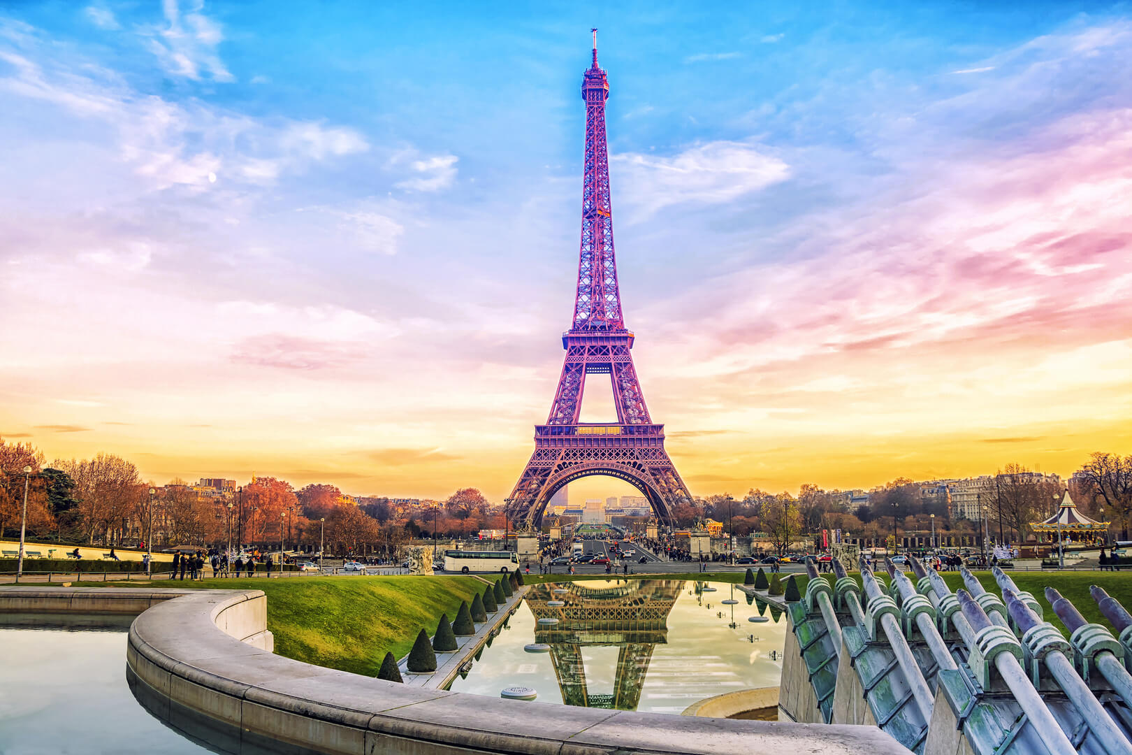 Eiffelturm bei Sonnenuntergang in Paris, Frankreich. Romantische Reise Hintergrund.