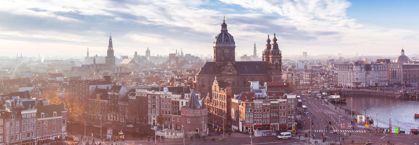 Amsterdam mit der St.-Nikolaus-Basilika und ihrer Umgebung mit Verkehr und Spaziergängern